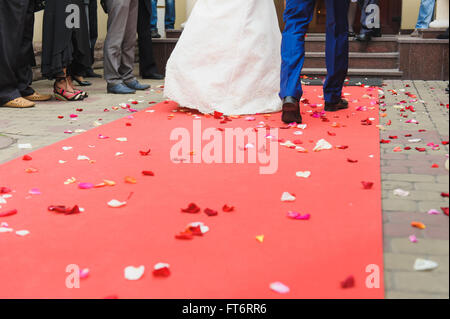 Sposa e lo sposo sul tappeto rosso Foto Stock