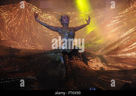 La danza moderna w/ raggi di luce sullo sfondo, scintilla & Tawandang microbirreria tedesco, Phnom Penh Cambogia. Credito: Kraig Lieb Foto Stock