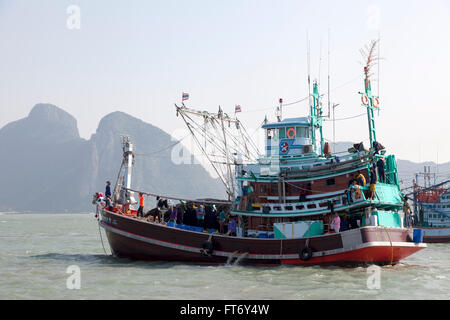 Un peschereccio tailandese in dotazione da lamplights per la pesca in acque profonde (Ao Khlong Wan - Prachuap Khiri Khan provincia - Thailandia). Foto Stock