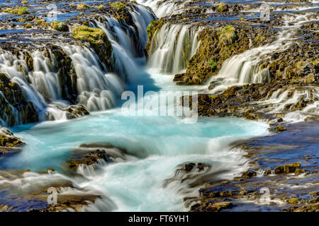 Dettaglio della bella cascata Bruarfoss in Islanda Foto Stock