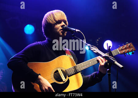 Barcellona - NOV 11: cantante e chitarra acustica di giocatore del corallo, esegue a Razzmatazz luogo in novembre 11, 2010 in Barcelo Foto Stock