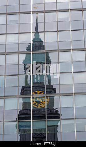La riflessione della Chiesa di San Michele in una parte anteriore in vetro di un edificio per uffici a Amburgo, Germania, Europa Foto Stock
