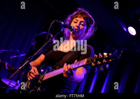 Barcellona - Sep 30: Angel Olsen (folk e indie rock cantante e chitarrista) esegue in sede di Apolo Foto Stock