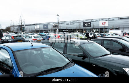 Vari negozi e parcheggio auto presso il parcheggio al dettaglio di Milton Keynes Buckinghamshire Regno Unito Foto Stock