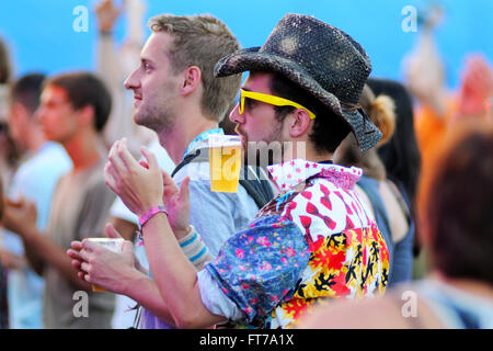 BENICASSIM, Spagna - 19 Luglio: un uomo dalla folla applaude a FIB (Festival Internacional de Benicassim) 2013 Festival. Foto Stock