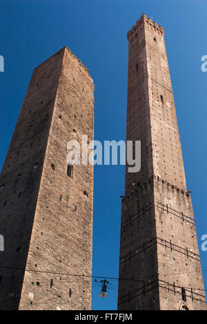 Le due torri pendente di Bologna (Italia). Torre della Garisenda (sinistra) e la Torre degli Asinelli (a destra). Foto Stock