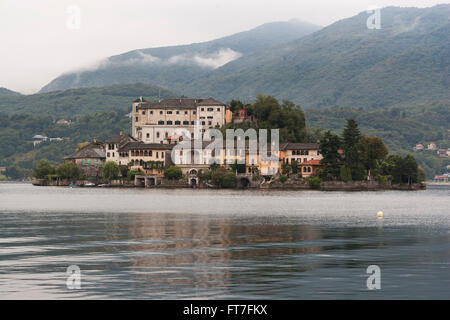 Isola di San Giulio (Isola di San Giulio) entro il Lago d' Orta (Lago d'Orta) in Piemonte, Italia Foto Stock