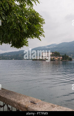 Isola di San Giulio (Isola di San Giulio) entro il Lago d' Orta (Lago d'Orta) in Piemonte, Italia Foto Stock
