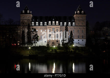 Castello del Valentino e fiume po di notte a Torino Foto Stock