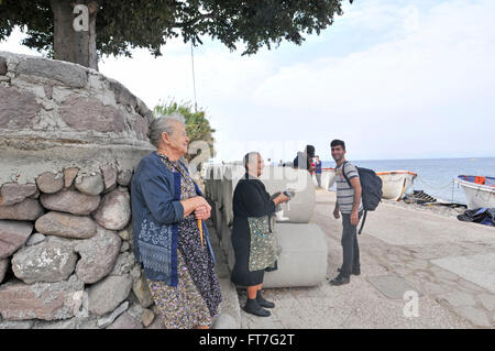 Lesbo, Grecia- Ottobre 20, 2015. Rifugiati e migranti arrivati a Lesbo in gommoni barche, rimangono nei campi profughi wai Foto Stock