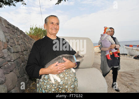 Lesbo, Grecia- Ottobre 20, 2015. Rifugiati e migranti arrivati a Lesbo in gommoni barche, rimangono nei campi profughi wai Foto Stock