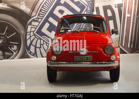 Un classico rosso Fiat 500 visualizzato con il logo FIAT Foto Stock