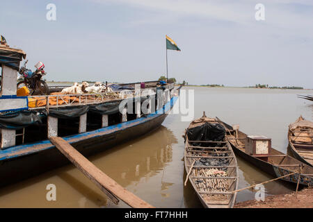 Una grande barca (pinasse) e alcune piroghe ancorate in Mopti, Mali Foto Stock