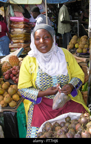 Kampala, Uganda-09 Aprile 2007: non identificato è donna vendita frutta mangistan al mercato locale di Kampala. Foto Stock