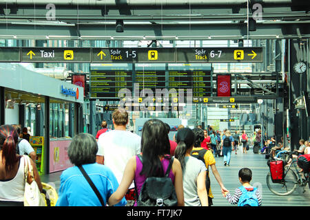 MALMO, Svezia - 28 luglio 2012: i passeggeri a piedi attraverso la sala di Malmo stazione ferroviaria centrale Foto Stock