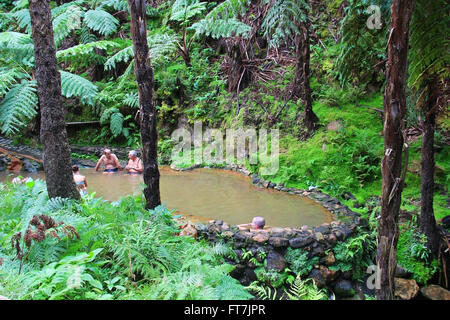 Le persone godono di bagno naturale a piscine termali di Caldeira Velha sull isola Sao Miguel, Azzorre, Portogallo Foto Stock