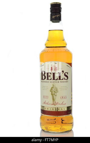 Bells whisky isolati su sfondo bianco. Foto Stock