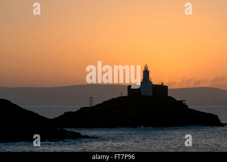 Appena prima del sorgere del sole a Mumbles lighthouse, bracciale Bay, Wales, Regno Unito. Foto Stock