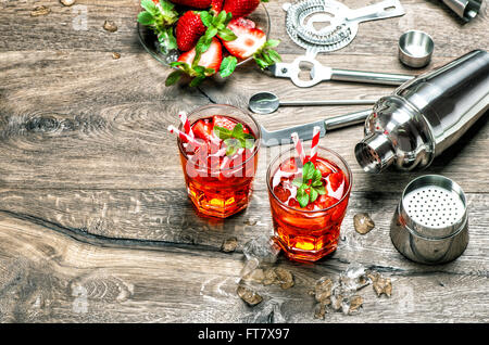 Cocktail bar rendendo gli strumenti e agitatore. Red drink con ghiaccio Foto Stock