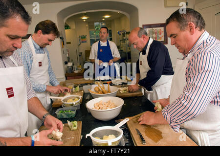 Signori relish mens corso di cucina a ashburton scuola di cucina,devonshire,uk,a uomini solo corso di cucina.Un regno unito Cucina cucinare cibo Foto Stock