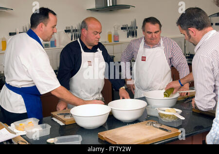 Signori relish mens corso di cucina a ashburton scuola di cucina,devonshire,uk,a uomini solo corso di cucina.Un regno unito Cucina cucinare cibo Foto Stock