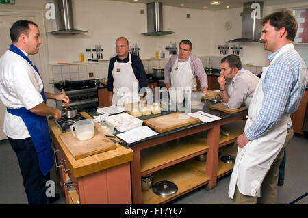 Signori relish mens corso di cucina a ashburton scuola di cucina,devonshire,uk,a uomini solo corso di cucina.Un regno unito Cucina cucinare cibo Foto Stock