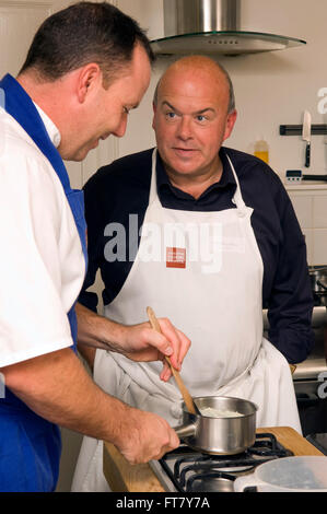 Signori relish mens corso di cucina a ashburton scuola di cucina,devonshire,uk,a uomini solo corso di cucina.Un regno unito Cucina cucinare cibo Foto Stock