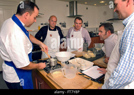 Signori relish mens corso di cucina a ashburton scuola di cucina,devonshire,uk,a uomini solo corso di cucina.Un regno unito Cucina cucinare cibo Foto Stock