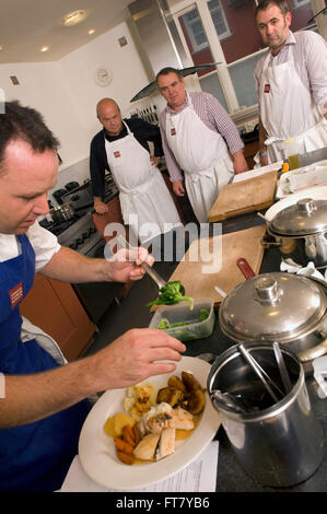 Signori relish mens corso di cucina a ashburton scuola di cucina,devonshire,uk,a uomini solo corso di cucina.Un regno unito Cucina cucinare cibo Foto Stock