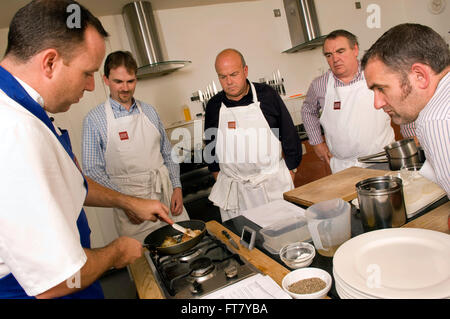 Signori relish mens corso di cucina a ashburton scuola di cucina,devonshire,uk,a uomini solo corso di cucina.Un regno unito Cucina cucinare cibo Foto Stock