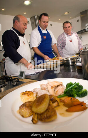 Signori relish mens corso di cucina a ashburton scuola di cucina,devonshire,uk,a uomini solo corso di cucina.Un regno unito Cucina cucinare cibo Foto Stock