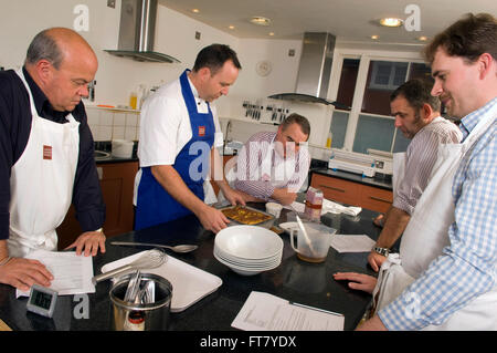 Signori relish mens corso di cucina a ashburton scuola di cucina,devonshire,uk,a uomini solo corso di cucina.Un regno unito Cucina cucinare cibo Foto Stock