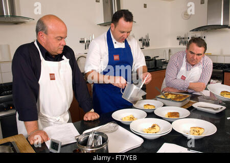 Signori relish mens corso di cucina a ashburton scuola di cucina,devonshire,uk,a uomini solo corso di cucina.Un regno unito Cucina cucinare cibo Foto Stock