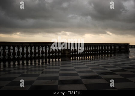 Vista della famosa terrazza Mascagni a Livorno, con pavimenti piastrellati in bianco e nero piano Foto Stock