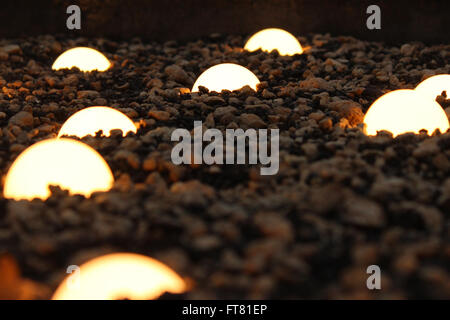 Lampadine della luce uscente dal suolo Foto Stock