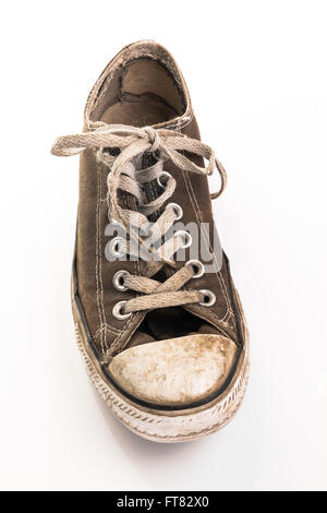 Una Dirty old sneaker visto da sopra, su sfondo bianco Foto Stock