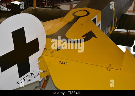 Un WWI tedesco Fokker DR1 fighter triplano in una bilancella all'aviazione militare Museo in Virginia Beach Foto Stock