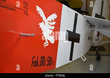 Un WWI tedesco Fokker DR1 fighter triplano con raven insignia in una bilancella all'aviazione militare Museo in Virginia Beach Foto Stock