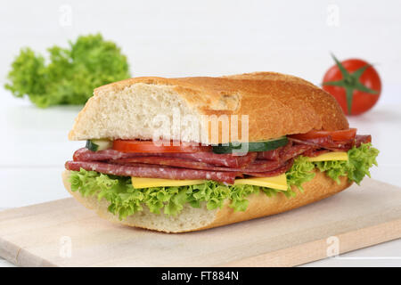 Sub baguette sandwich con salame prosciutto, formaggio, pomodori e lattuga Foto Stock