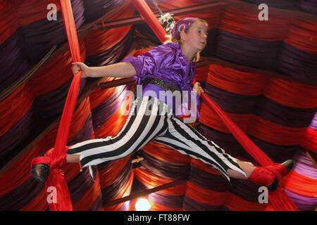 Wookey Hole Circus, Gerry Cottle's Hocus Pocus la scuola del circo per ragazzi al Wookey Hole,Somerset,UK.un giovane circo di competenze" Foto Stock