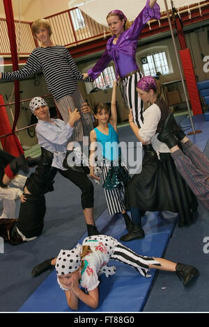 Wookey Hole Circus, Gerry Cottle's Hocus Pocus la scuola del circo per ragazzi al Wookey Hole,Somerset,UK.un giovane circo di competenze" Foto Stock