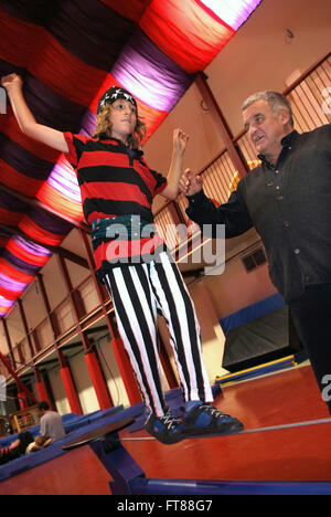 Wookey Hole Circus, Gerry Cottle's Hocus Pocus la scuola del circo per ragazzi al Wookey Hole,Somerset,UK.un giovane circo di competenze" Foto Stock