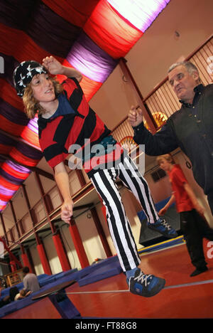 Wookey Hole Circus, Gerry Cottle's Hocus Pocus la scuola del circo per ragazzi al Wookey Hole,Somerset,UK.un giovane circo di competenze" Foto Stock