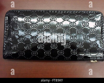 081915: Miami - In uno dei più grandi sequestri di quest'anno presso il Porto di Miami, Stati Uniti Delle dogane e della protezione delle frontiere (CBP) ufficiali sequestrato oltre 2.300 contraffazione di Gucci e Louis Vuitton borse con una stima di prezzo al dettaglio consigliato dal produttore di $1,076,685. Le borsette sono arrivati in una spedizione dalla Cina. Foto fornite da parte degli Stati Uniti Delle dogane e della protezione delle frontiere Foto Stock