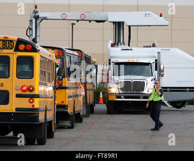 Stati Uniti Delle dogane e della protezione delle frontiere (CBP) Officer Joseph Taylor dirige una CBP non intrusiva di ispezione scansione veicolo autobus diretti nei papale zona di sicurezza a Filadelfia il 25 settembre 2015. Il CBP hanno contribuito alla protezione papale in Washington, New York e Philadelphia durante il Papa Francesco' giro visita negli Stati Uniti. (Foto di CBP/Steve Sapp) Foto Stock