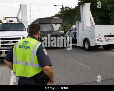 Stati Uniti Delle dogane e della protezione delle frontiere (CBP) Officer Daniel Baldwin staffs a radiazione di CBP monitor portale veicoli di scansione vicino papale zona di sicurezza a Filadelfia il 25 settembre 2015. Il CBP hanno contribuito alla protezione papale in Washington, New York e Philadelphia durante il Papa Francesco' giro visita negli Stati Uniti. (Foto di CBP/Steve Sapp) Foto Stock