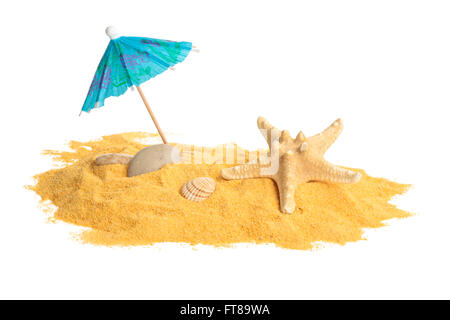 Conchiglie, ciottoli e ombrello sul giallo sabbia. Foto Stock