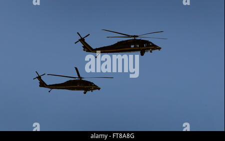 Due Stati Uniti Delle dogane e della protezione delle frontiere Black Hawk elicotteri volare vicino a Levi's Stadium di Santa Clara, California, 1 febbraio 2016. (U.S. Delle dogane e della protezione delle frontiere Foto di Glenn Fawcett) Foto Stock