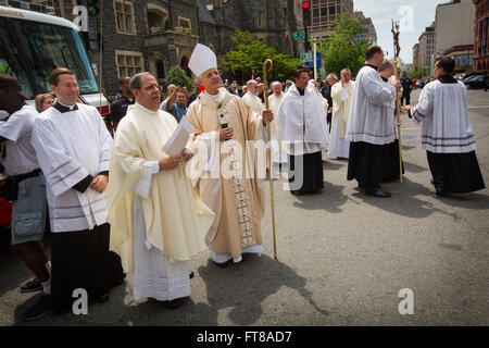 Il Cardinale Wuerl osserva come le guardie di colore passa da molti degli organi incaricati di applicare la legge. Queste immagini riflettono la massa blu che segna l inizio della polizia nazionale settimana nella capitale della nazione e delle dogane e della protezione delle frontiere il coinvolgimento nel rendere omaggio ai caduti ufficiali. L Arcivescovo di Washington D.C., il Cardinale Donald William Wuerl, presiede la manifestazione ogni anno. Foto di James Tourtellotte. Foto Stock