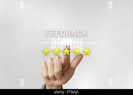 Mano di business facendo clic su feedback con cinque stelle sullo schermo Foto Stock